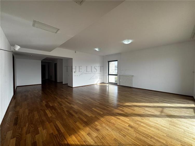 Apartament cu 4 camere decomandat în Băneasa