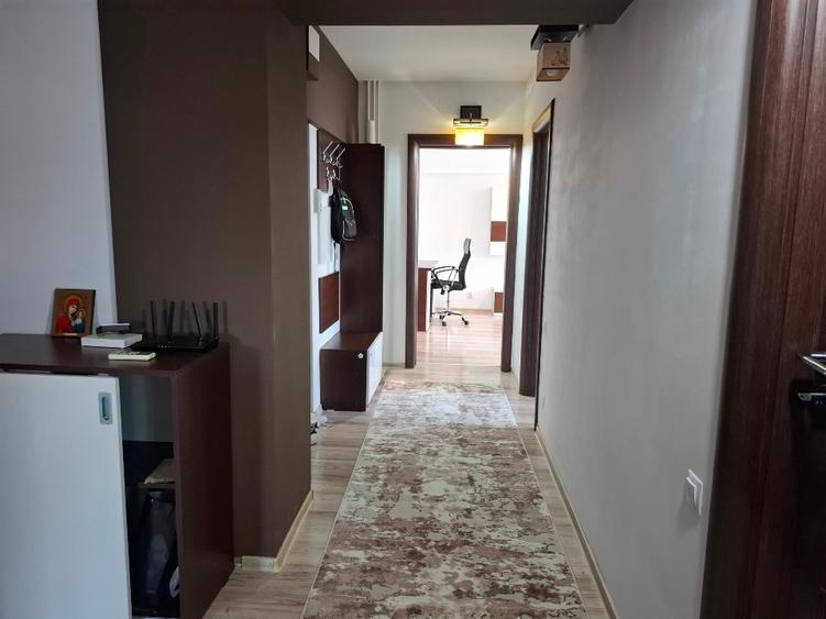 Apartament cu 3 camere decomandat în Calea București