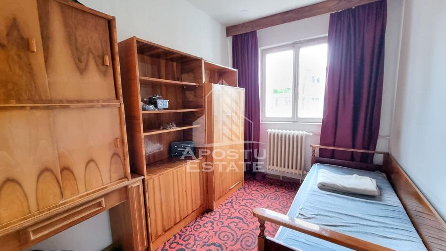 Apartament cu 3 camere semidecomandat, mobilat în Dacia