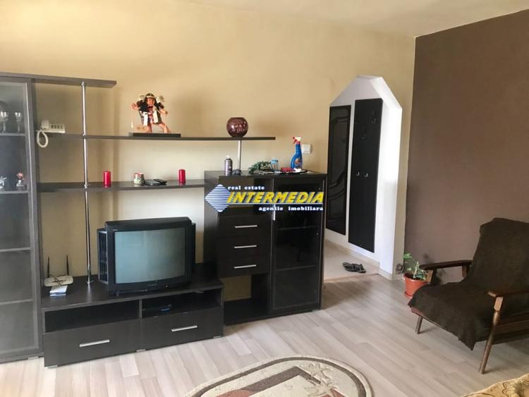 Apartament cu 3 camere semidecomandat, mobilat în Cetate