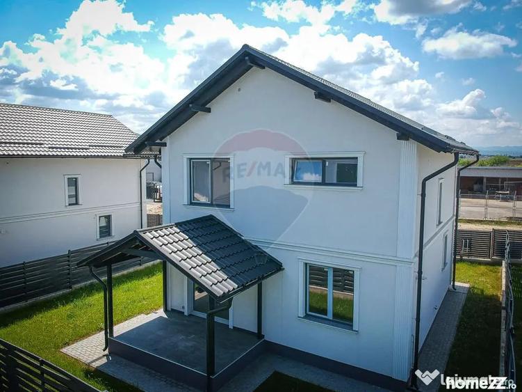 Casă cu 4 camere cu Teren 297 Mp în Cristian
