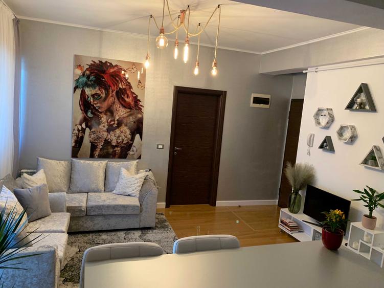 Apartament cu 3 camere semidecomandat în Central