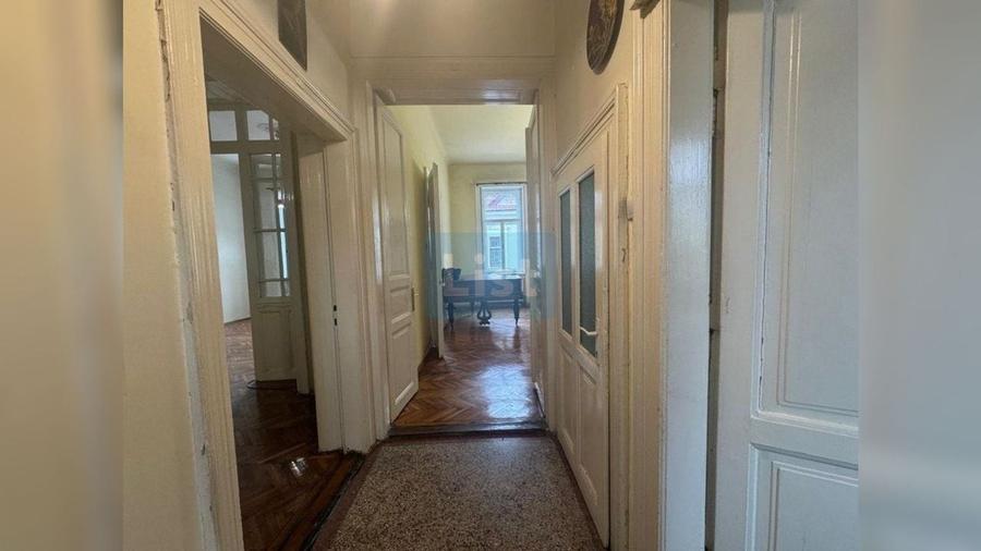 Apartament cu 3 camere semidecomandat în Central