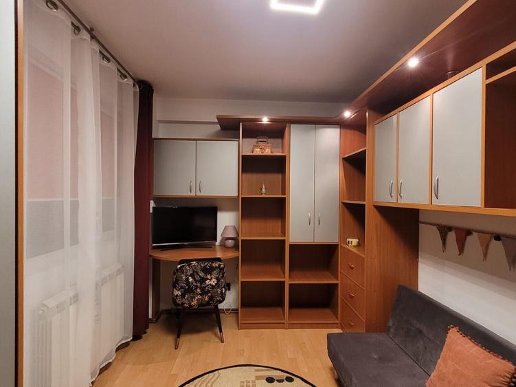 Apartament cu 3 camere semidecomandat în Pajura