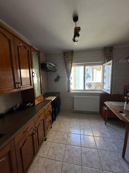 Închiriez apartament 3 camere - 6