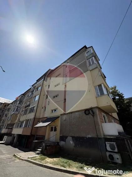 Apartament cu 4 camere semidecomandat în Traian