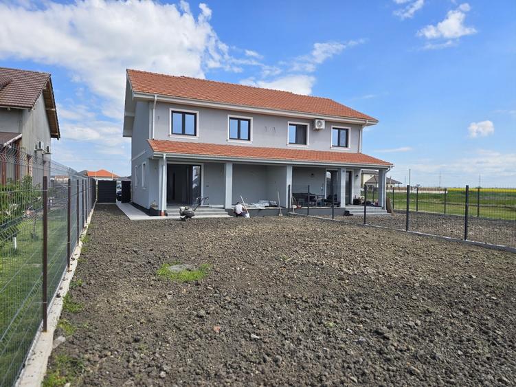 Casă cu 4 camere în Săcălaz