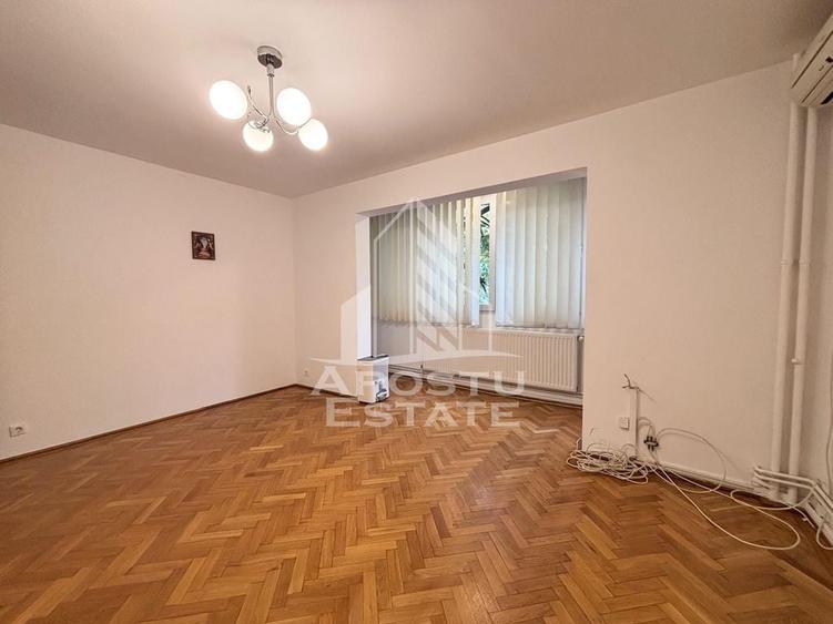 Apartament cu 4 camere decomandat în Medicină