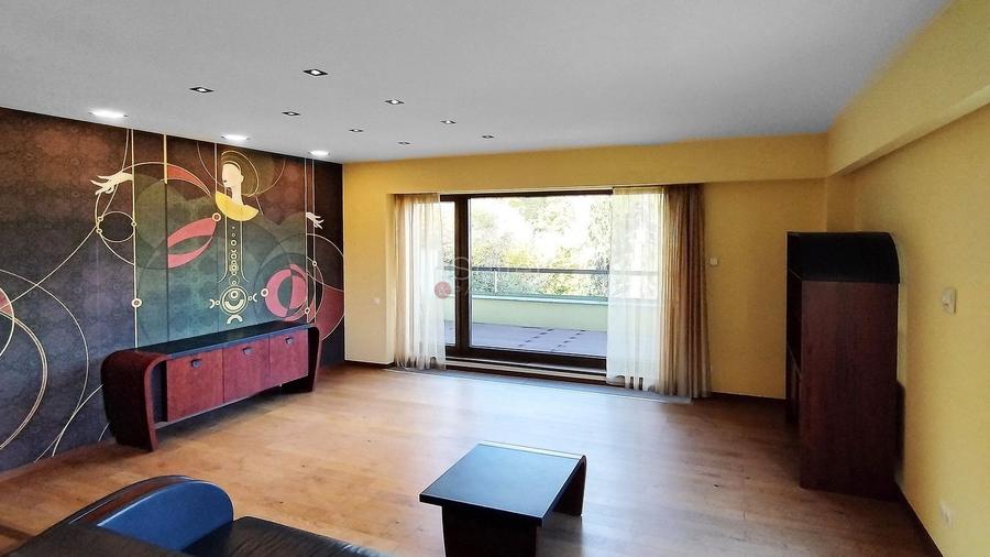 Apartament cu 3 camere semidecomandat, mobilat în Drumul Poienii