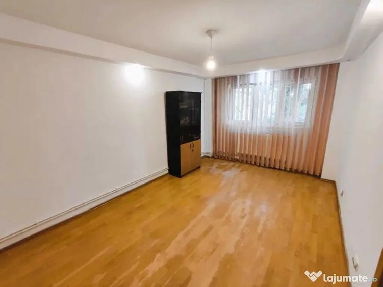 Apartament cu 3 camere decomandat în Port