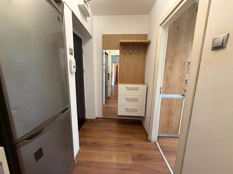Apartament cu 3 camere semidecomandat în Titan