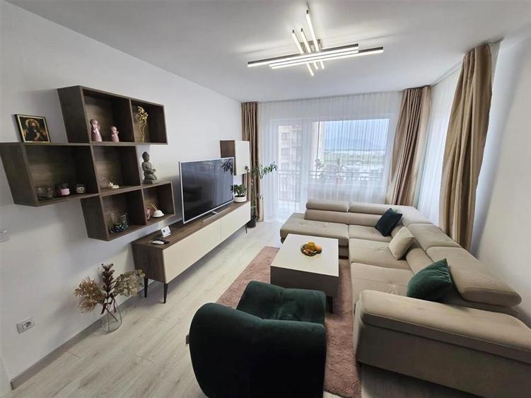 Apartament cu 3 camere decomandat, mobilat în Tractorul