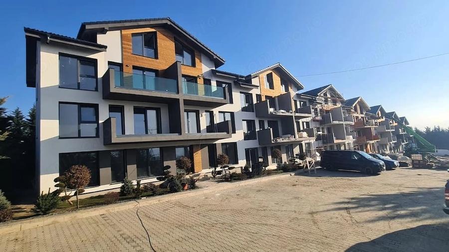 Apartament cu 4 camere semidecomandat în Cristian
