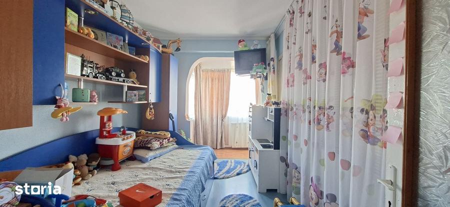 Apartament cu 4 camere decomandat, mobilat în Micro 39