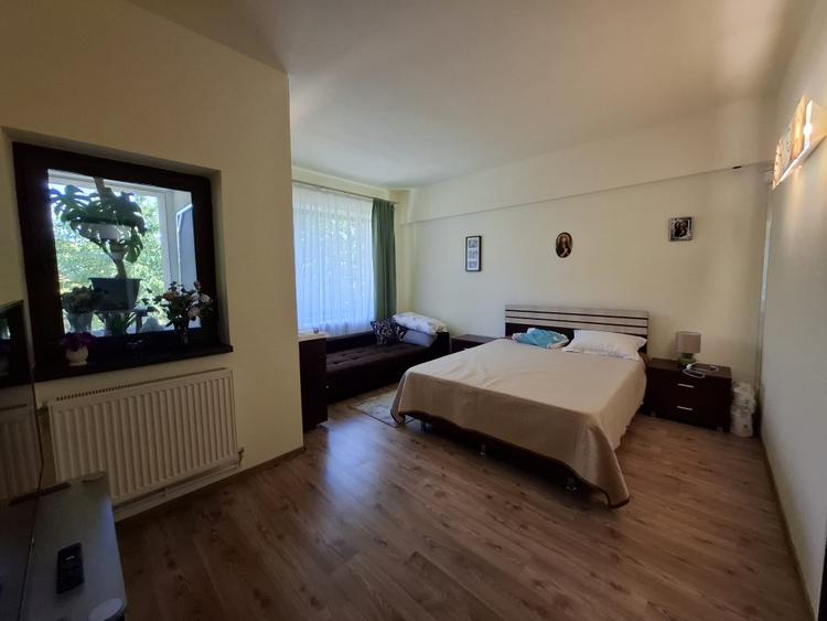 Casă individuală cu 10 camere cu Canalizare în Dacia