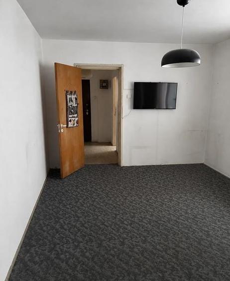 Apartament cu 3 camere semidecomandat, mobilat în Titan
