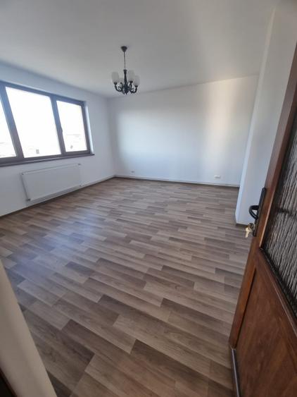 Casă individuală cu 6 camere cu Canalizare în Iris