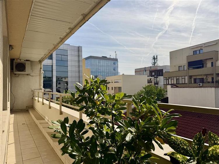 Apartament cu 4 camere semidecomandat în Herăstrău
