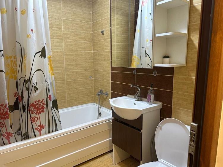 Apartament cu 3 camere decomandat în Podul de Piatră