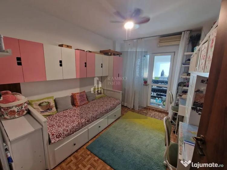 Apartament cu 4 camere semidecomandat în Central