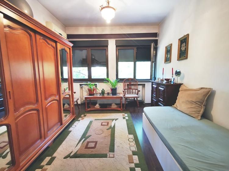 Apartament cu 4 camere semidecomandat în P-ța Rosetti