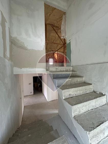 Casă individuală cu 7 camere cu Teren 800 Mp în Măineasca