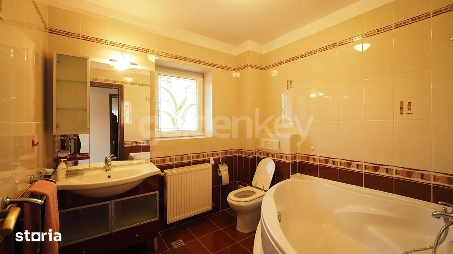 Casă cu 10 camere cu Teren 633 Mp în Central