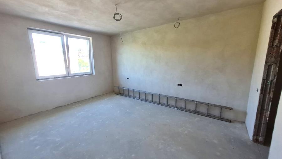 Casă cu 4 camere cu Teren 3504 Mp în Șelimbăr