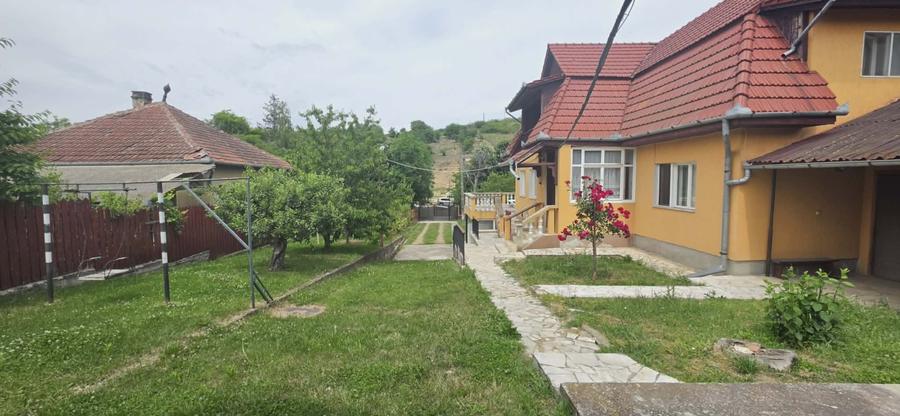 Casă individuală cu 5 camere cu Canalizare în Nord-Est