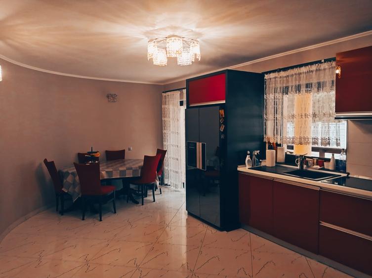Casă individuală cu 5 camere cu Garaj în Trivale