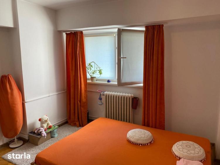Apartament cu 3 camere semidecomandat în Victoriei