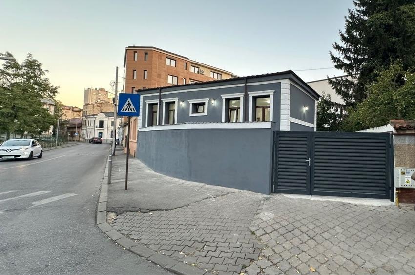 Casă cu 4 camere cu Teren 500 Mp în Central