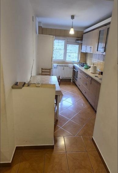 Apartament cu 3 camere semidecomandat în 1 Decembrie 1918