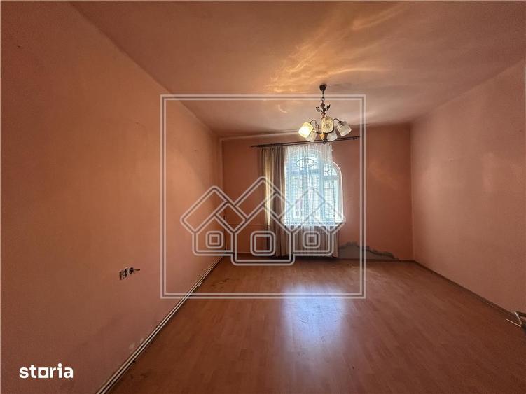 Casa cu curte comuna, 53 mp utili + pivnita amenajata - Piata Cluj - 2