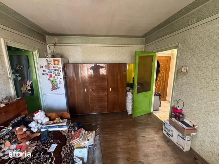 Apartament cu 3 camere semidecomandat în Craiovița Nouă
