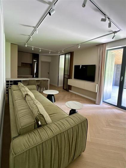 Apartament cu 4 camere semidecomandat, mobilat în Iancu Nicolae