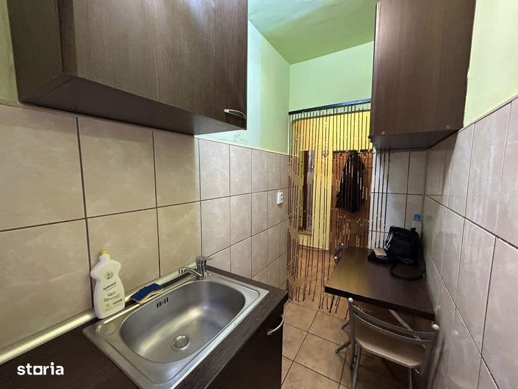 Garsonieră decomandată în Girocului