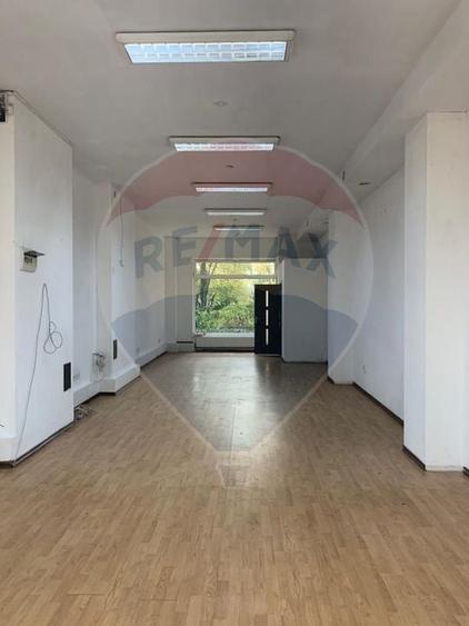 Spațiu comercial, de 70 mp, în Săsar