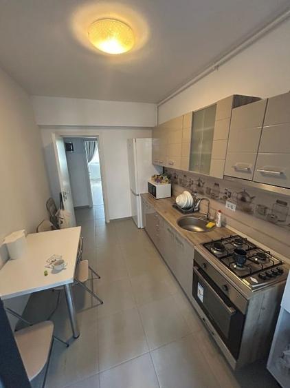 Apartament cu 3 camere decomandat, mobilat în Parcul Carol