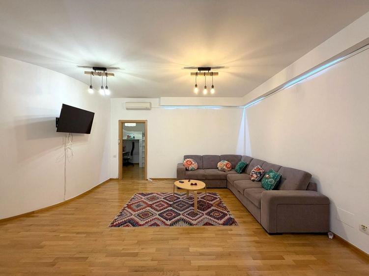 Apartament cu 3 camere semidecomandat, mobilat în Nordului
