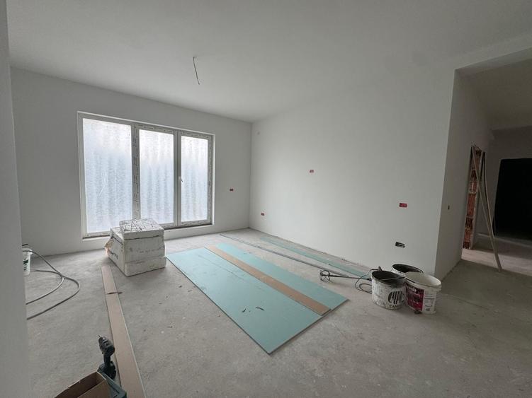 Apartament cu 3 camere semidecomandat în Plopi