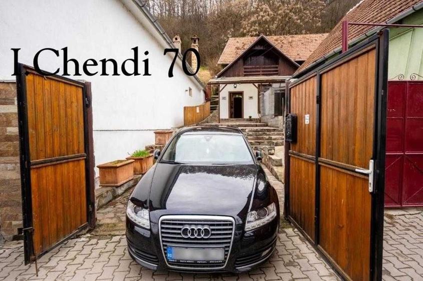 De vanzare douo case. Una pe Strada Canepii 55 - necesita renovare; cealalta, momentan in regim hotelier, pe Ilarie Chendi 70(poarta de lemn). - 2