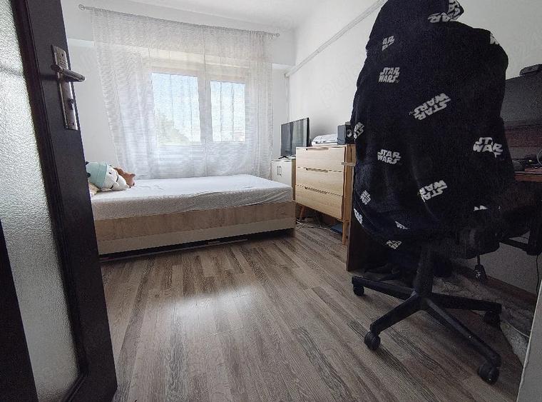 Apartament cu 3 camere decomandat în Poarta 6