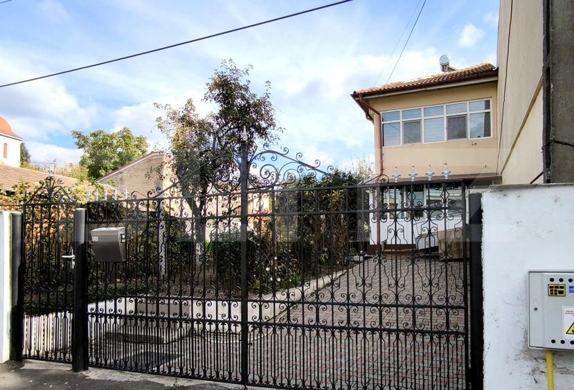 Casă individuală cu 4 camere cu Canalizare în Calea Severinului
