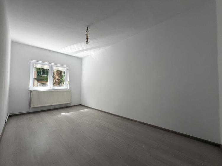 Apartament cu 3 camere decomandat în Aradului
