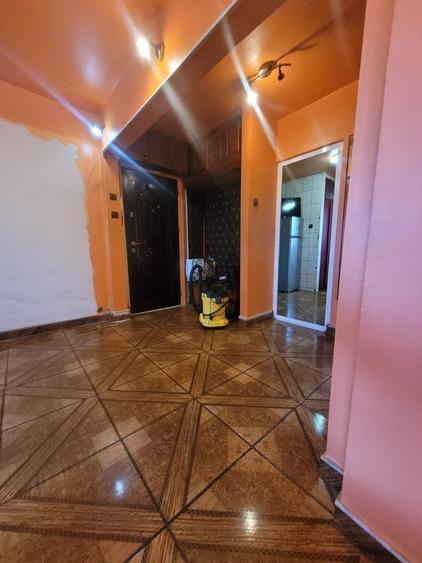 Apartament cu 3 camere semidecomandat în Inel II