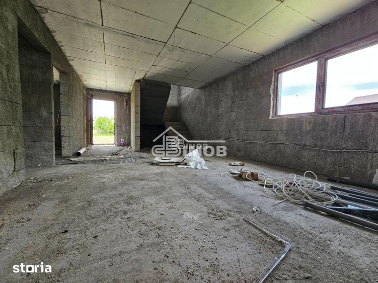 Casă cu 4 camere cu Teren 343 Mp în Comișani