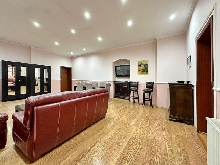 Apartament cu 4 camere semidecomandat, mobilat în Centrul Istoric