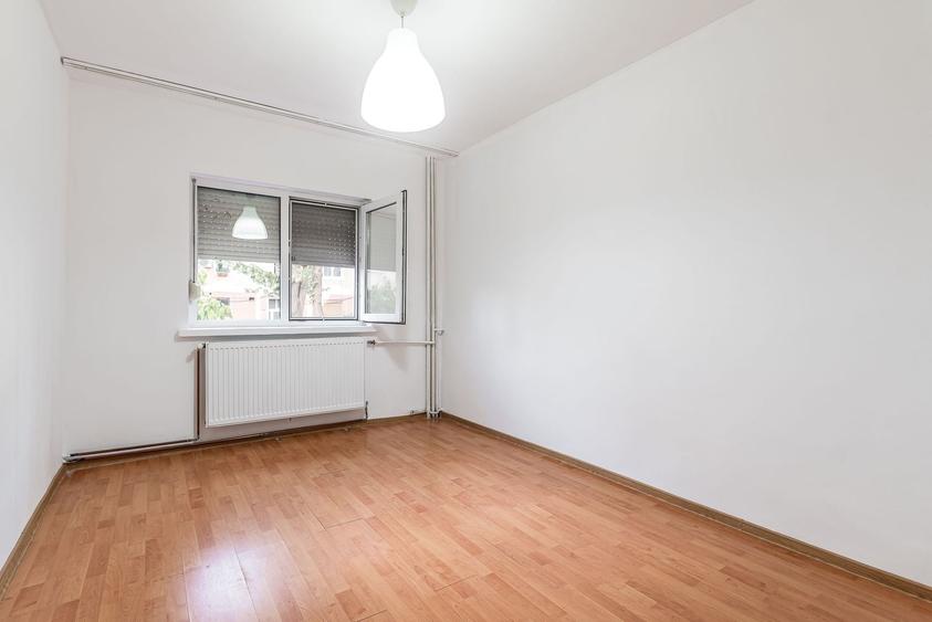 Apartament cu 4 camere semidecomandat în Miorița