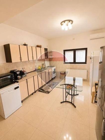 Casă individuală cu 12 camere cu Piscina în Fundeni